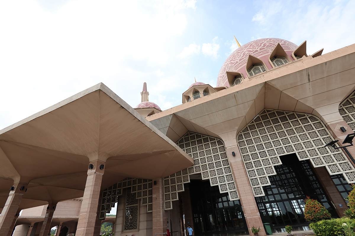 マレーシア クアラルンプールのピンクモスク（プトラモスク）の外観