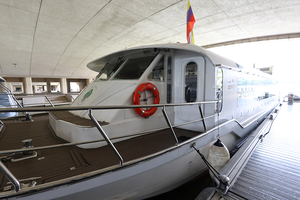 マレーシア クアラルンプールのピンクモスク（プトラモスク）前にある人工の湖を航行するクルーズ船