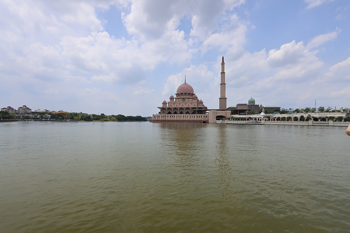 マレーシア クアラルンプールのピンクモスク（プトラモスク）前にある人工の湖から見たモスク