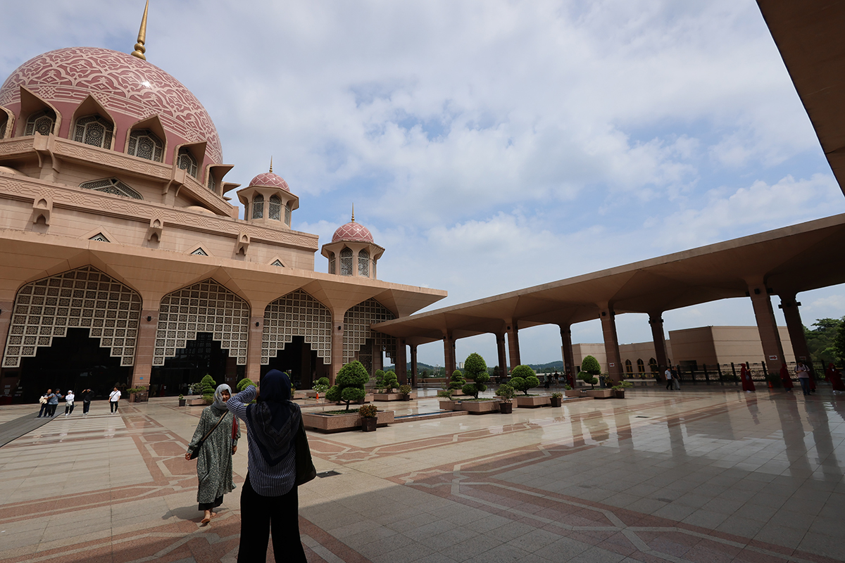 マレーシア クアラルンプールのピンクモスク（プトラモスク）の外観