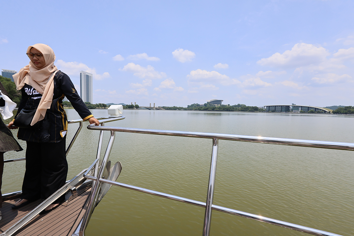 マレーシア クアラルンプールのピンクモスク（プトラモスク）前にある人工の湖を航行するクルーズ船のデッキ