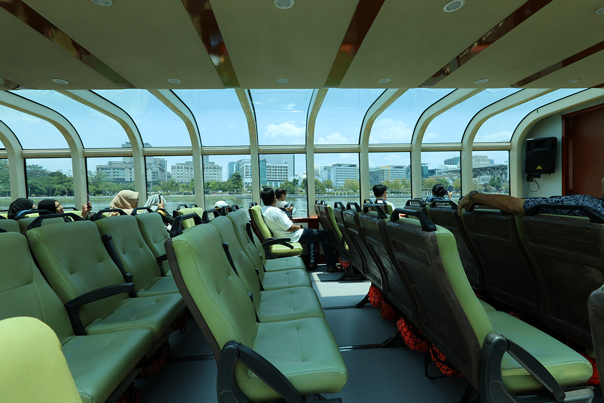 マレーシア クアラルンプールのピンクモスク（プトラモスク）前にある人工の湖上を航行するクルーズ船の室内