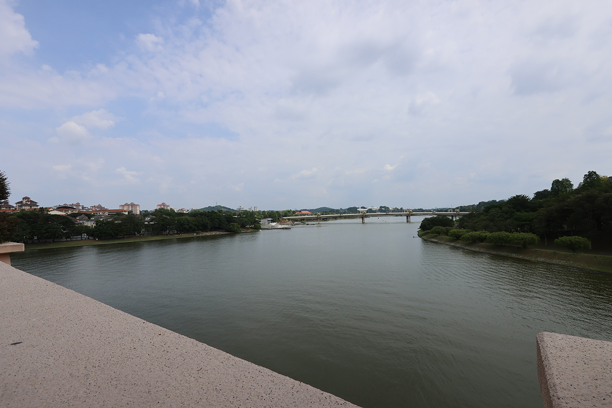 マレーシア クアラルンプールのピンクモスク（プトラモスク）前にある人工の湖