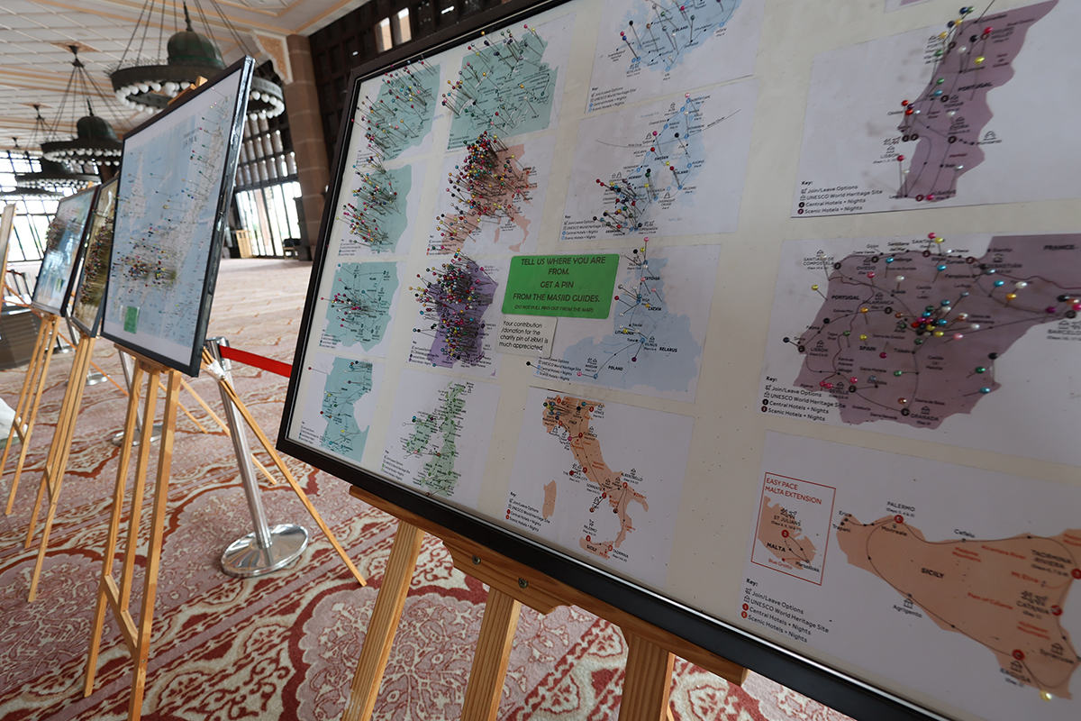 マレーシア クアラルンプールのピンクモスク（プトラモスク）の祈祷室