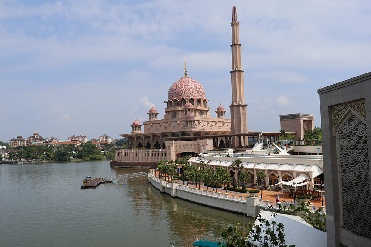 マレーシア クアラルンプールのプトラジャヤ地域～ピンクモスク（プトラモスク）