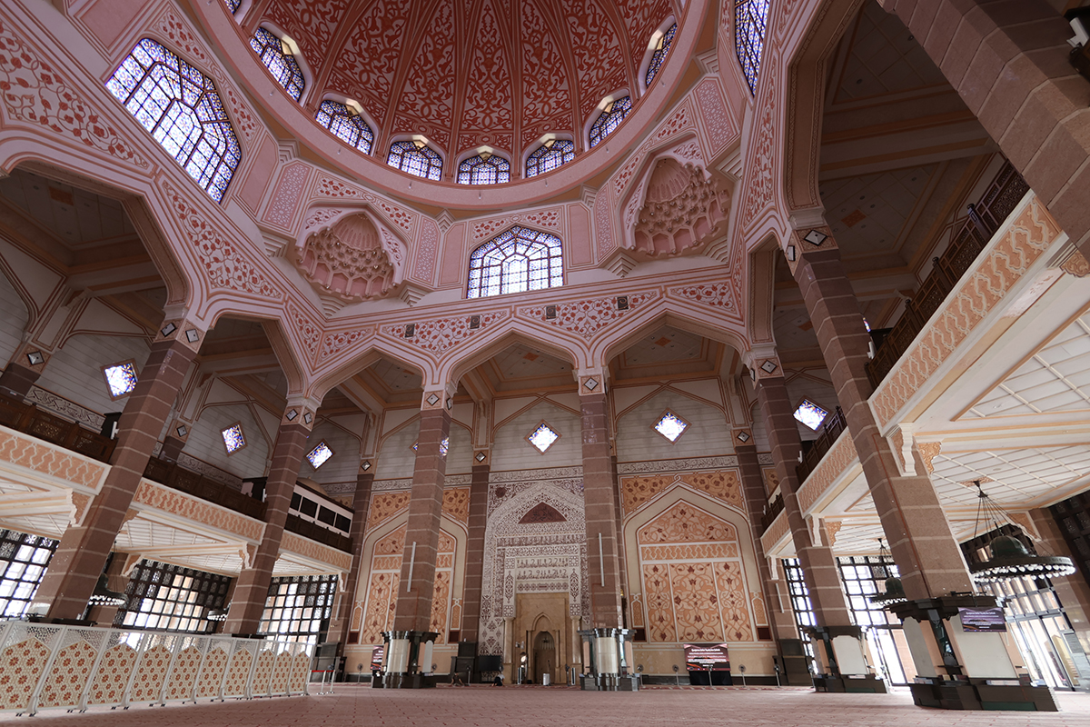 マレーシア クアラルンプールのピンクモスク（プトラモスク）の祈祷室