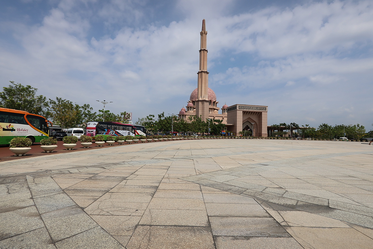 マレーシア クアラルンプールのピンクモスク（プトラモスク）の外観（遠景）