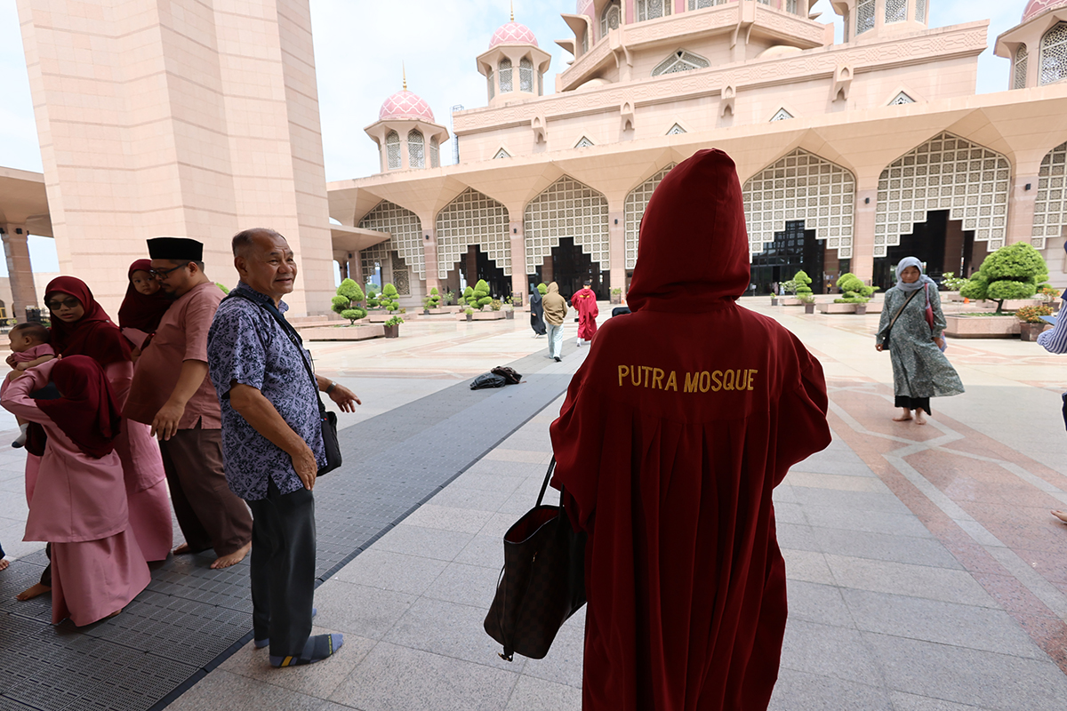 マレーシア クアラルンプールのピンクモスク（プトラモスク）の入口