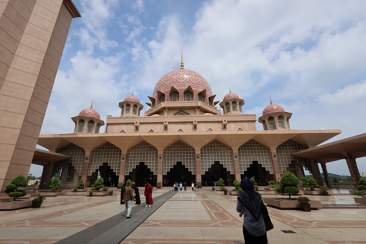 マレーシア クアラルンプールのピンクモスク（プトラモスク）の外観