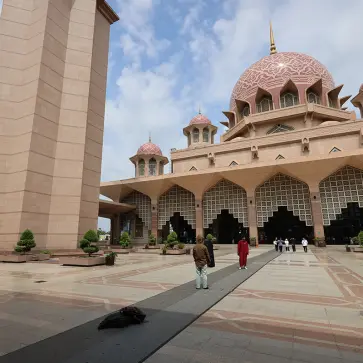 マレーシア クアラルンプールのピンクモスク（プトラモスク）の外観