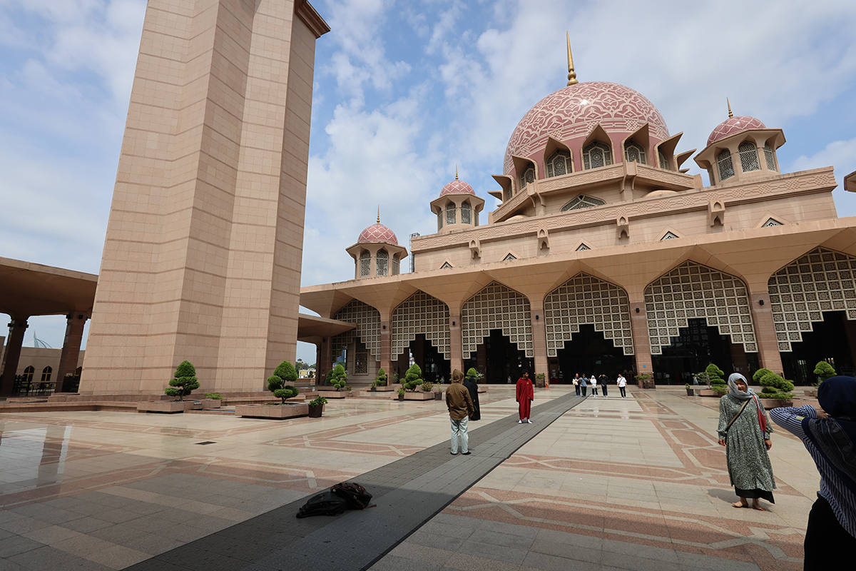 マレーシア クアラルンプールのピンクモスク（プトラモスク）の外観