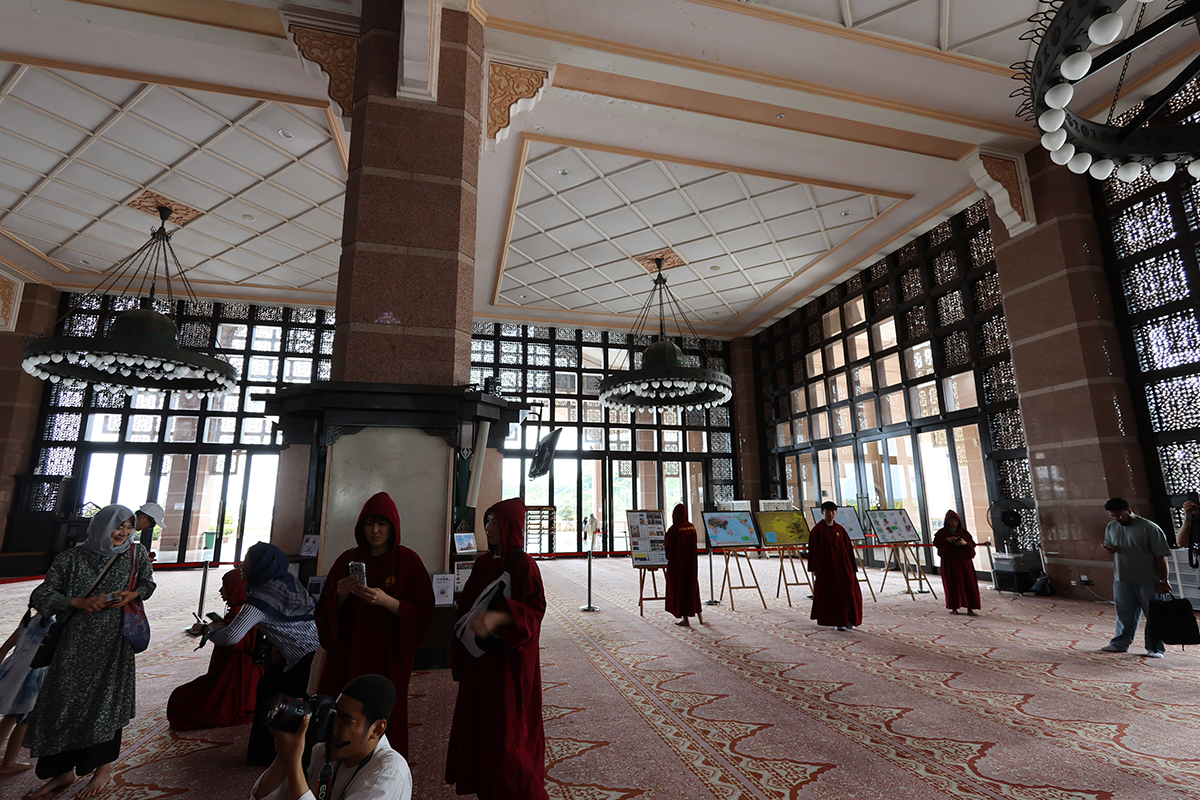 マレーシア クアラルンプールのピンクモスク（プトラモスク）の祈祷室