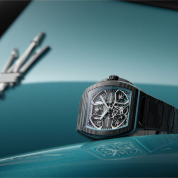 マセラティとビアンシェとのコラボ腕時計「ウルトラフィーノ」の正面画像