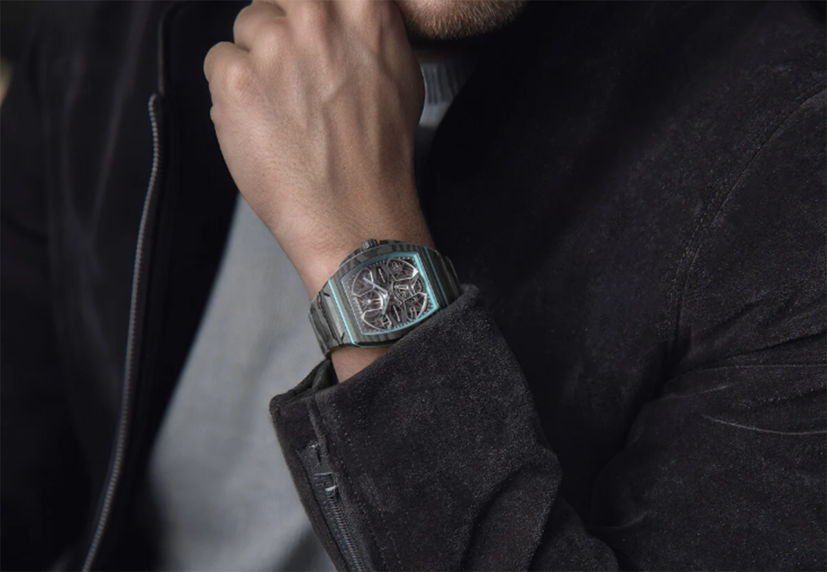 マセラティとビアンシェとのコラボ腕時計「ウルトラフィーノ」装着画像