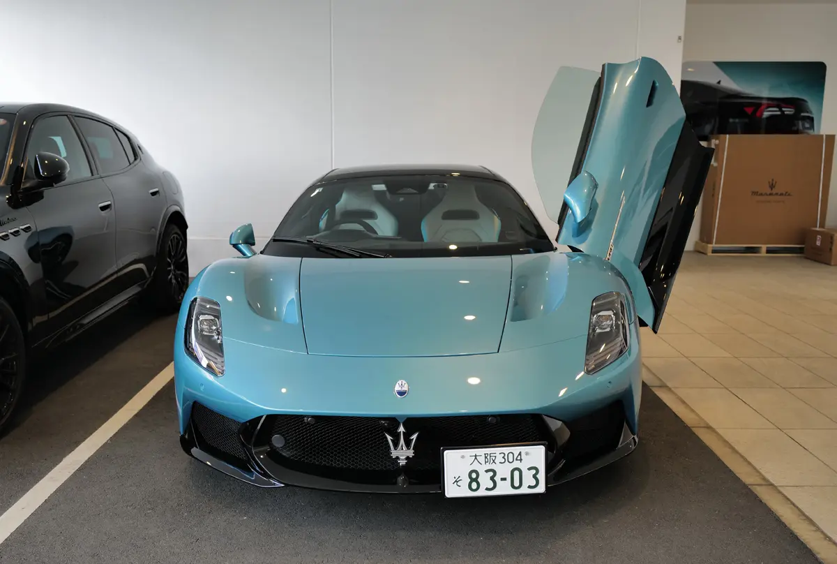 マセラティ MC PURA Cielo（プーラ・チェロ）の正面（ドアオープン）