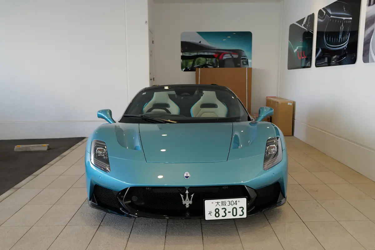 マセラティ MC PURA Cielo（プーラ・チェロ）の正面