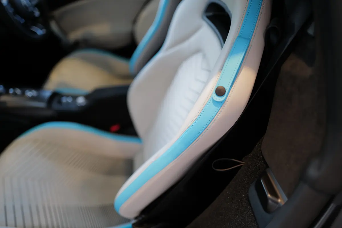 マセラティ MC PURA Cielo（プーラ・チェロ）のインテリア〜シート