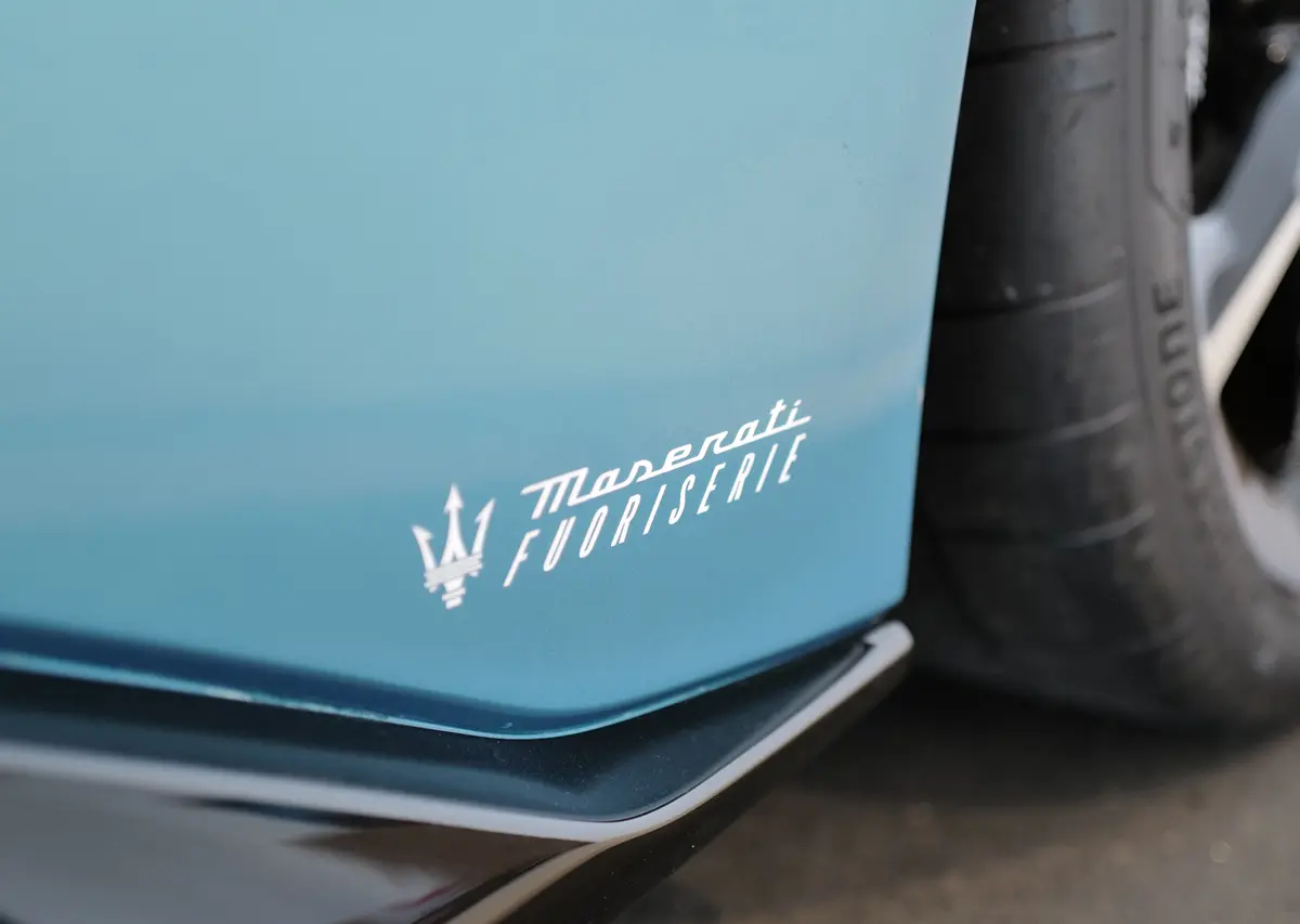 マセラティ MC PURA Cielo（プーラ・チェロ）のサイド（フオーリセリエのロゴ）