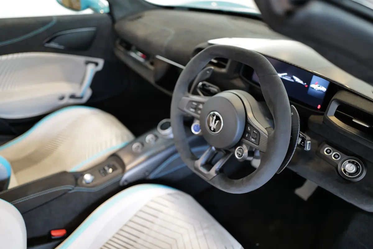 マセラティ MC PURA Cielo（プーラ・チェロ）のインテリア〜ステアリングホイール