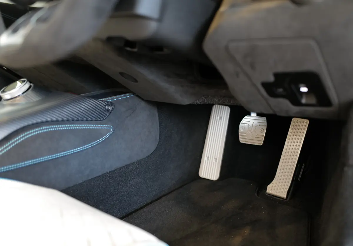 マセラティ MC PURA Cielo（プーラ・チェロ）のインテリア〜ペダル