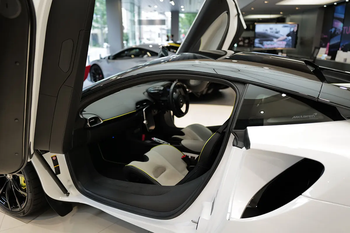 ホワイトのマクラーレン・アルトゥーラ(静止、ドアオープン)