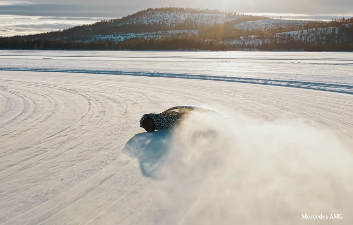 新型メルセデスAMG GT 4ドアクーペの北極圏でのテスト風景(ドリフト)