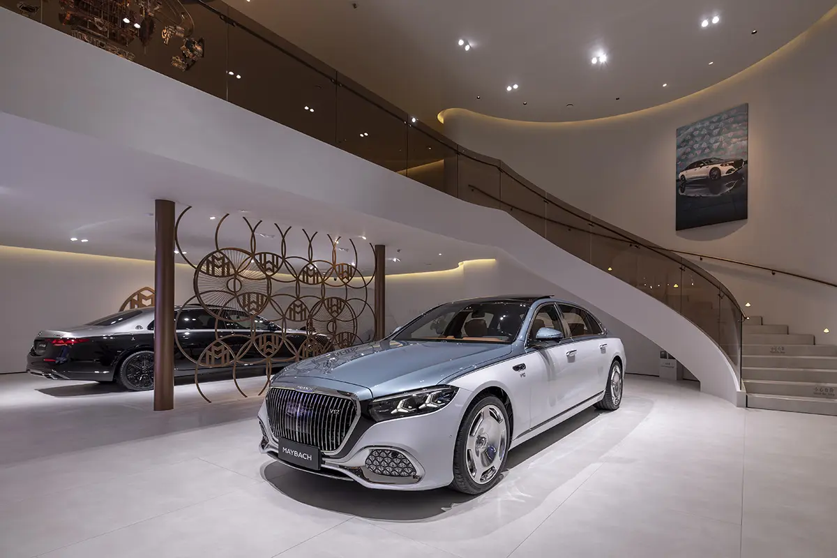 中国 北京モーターショーにて展示されるメルセデス マイバッハ Sクラス