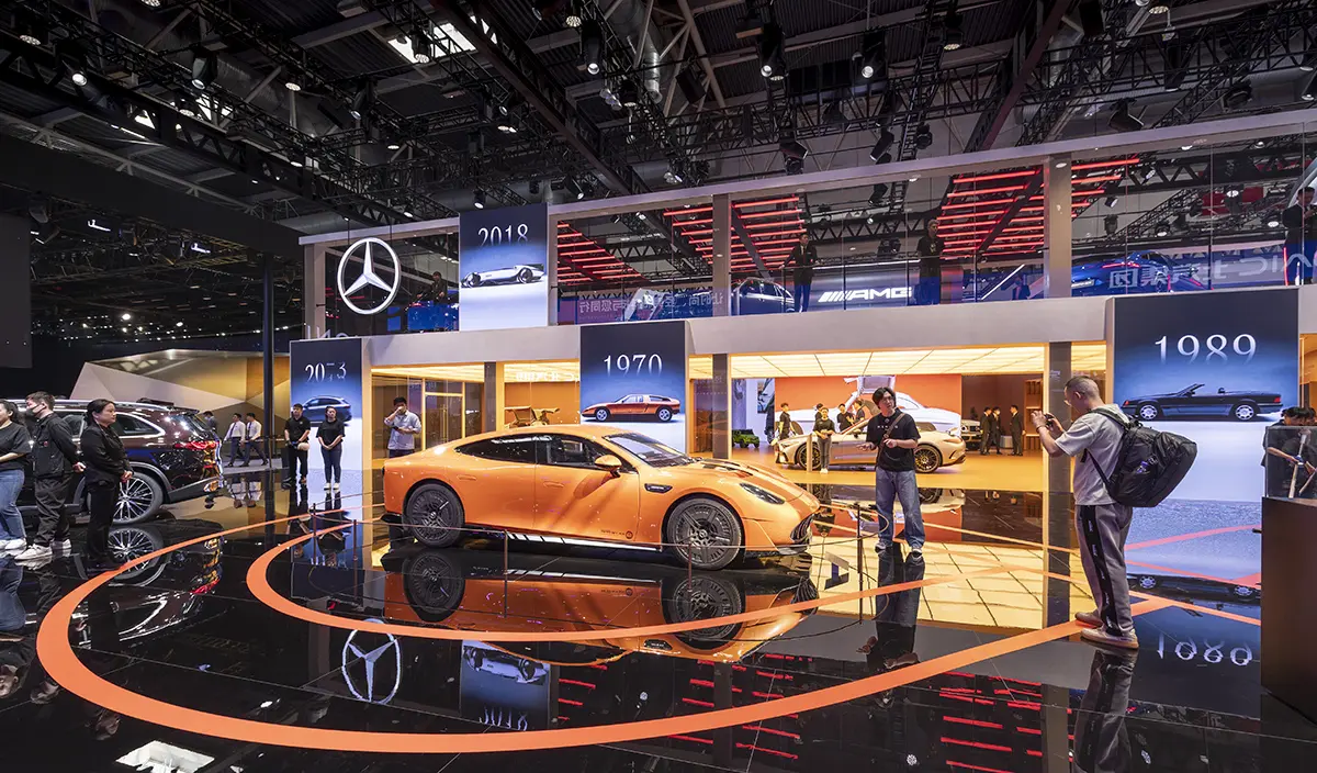 中国 北京モーターショーにて展示されるメルセデス AMG GT XX（オレンジ）