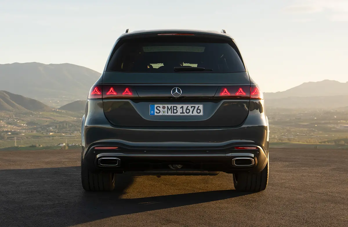 メルセデス・ベンツGLSのエクステリア～リア（テールランプ点灯）