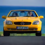 イエローのメルセデス・ベンツSLK（正面）