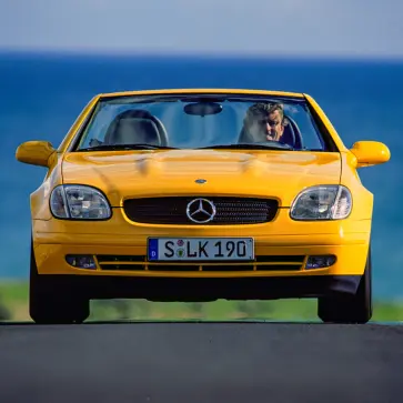 イエローのメルセデス・ベンツSLK(正面)