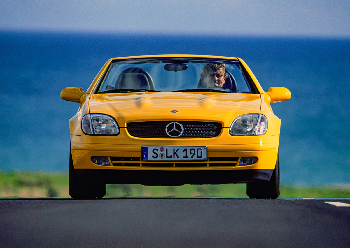 イエローのメルセデス・ベンツSLK（正面）