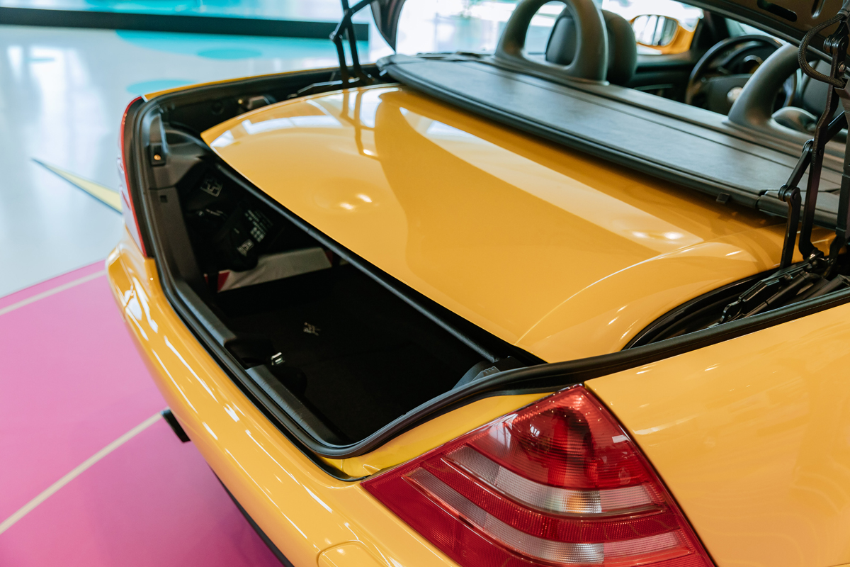 イエローのメルセデス・ベンツSLK（トランク）