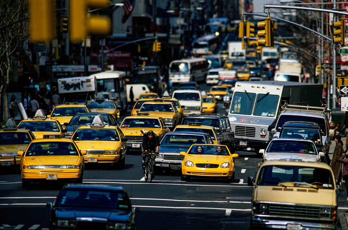 イエローのメルセデス・ベンツSLK（ニューヨークの渋滞の中にて）