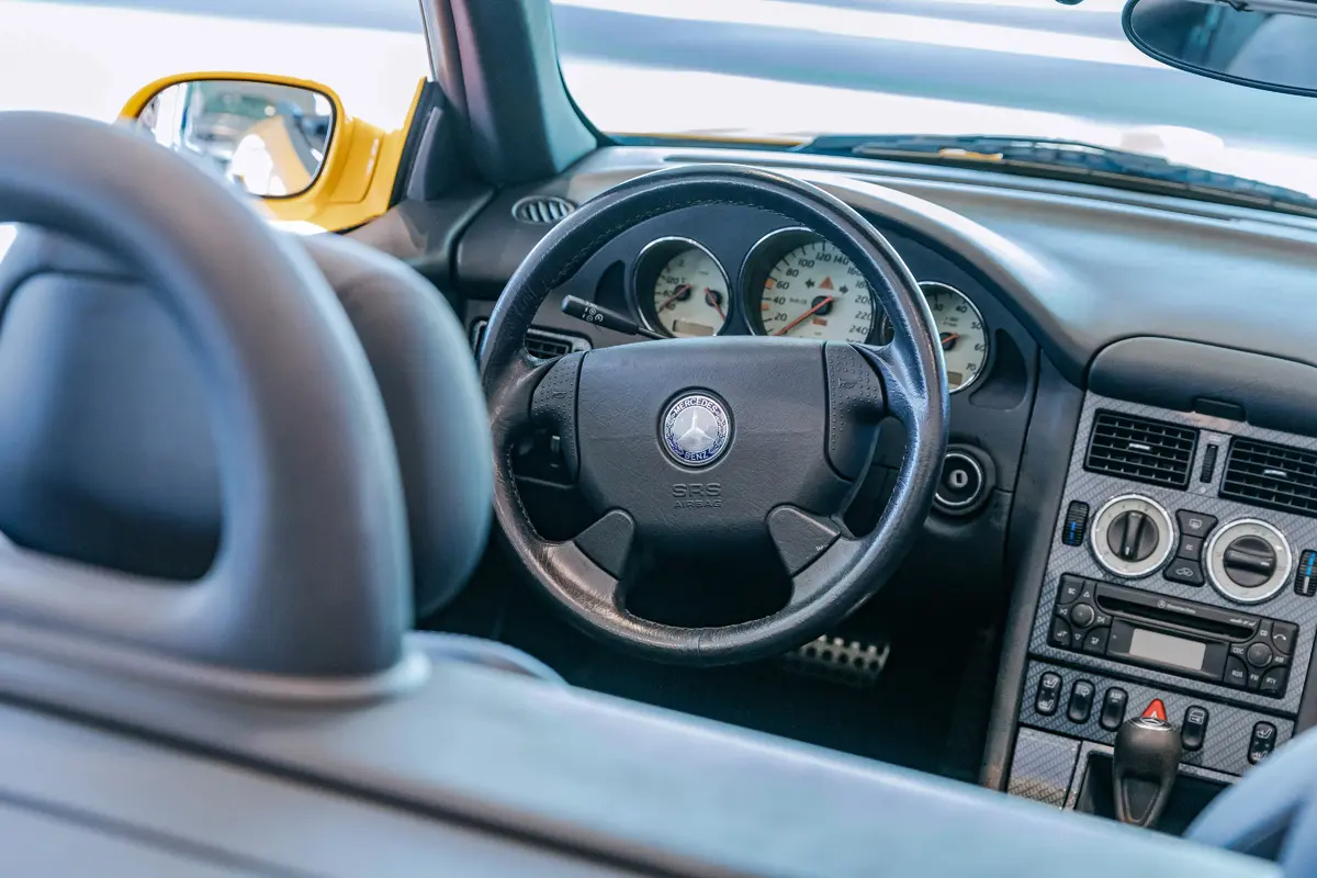 イエローのメルセデス・ベンツSLK（インテリア）