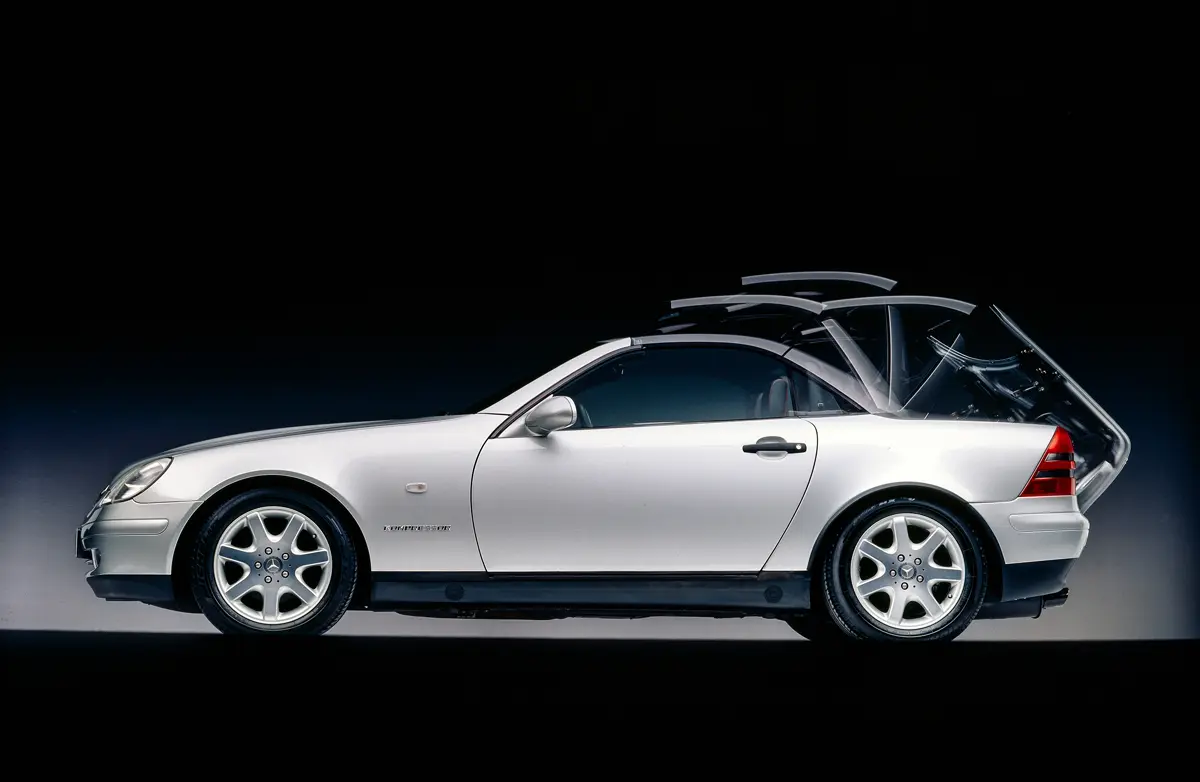 シルバーのメルセデス・ベンツSLK（バリオルーフの展開説明画像）