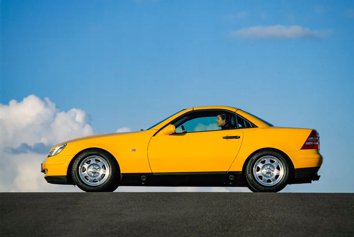 イエローのメルセデス・ベンツSLK（サイド、クローズド）