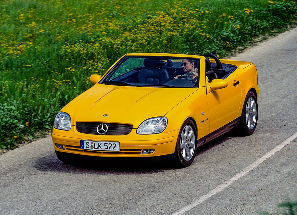 イエローのメルセデス・ベンツSLK（フロントサイド）