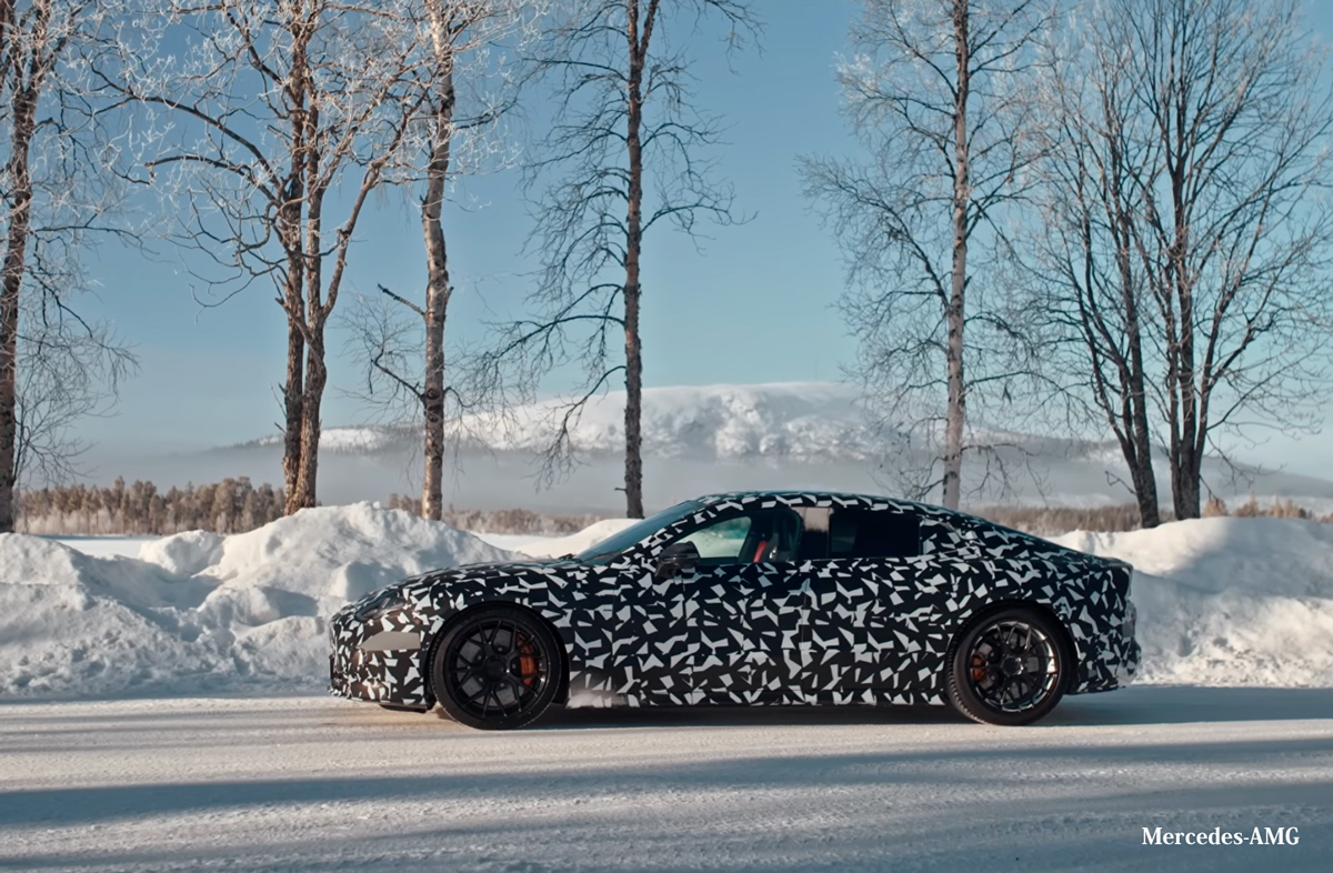 新型メルセデスAMG GT 4ドアクーペの北極圏でのテスト風景(停車、サイド)