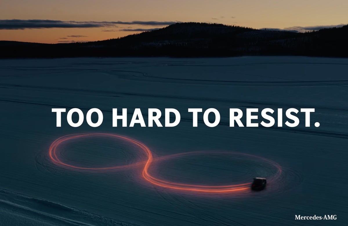 新型メルセデスAMG GT 4ドアクーペの北極圏でのテスト風景(8の字ドリフト)