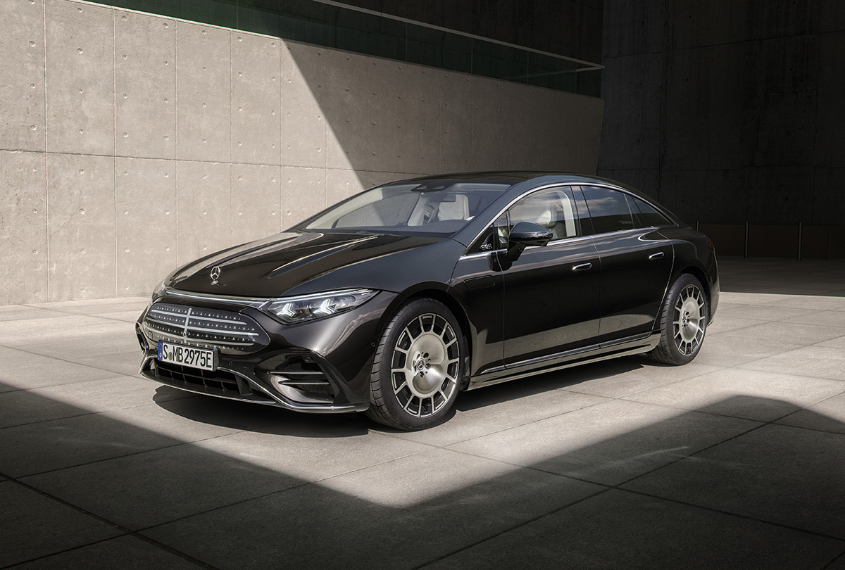 メルセデス・ベンツEQSの全景（フロント、ブラック）