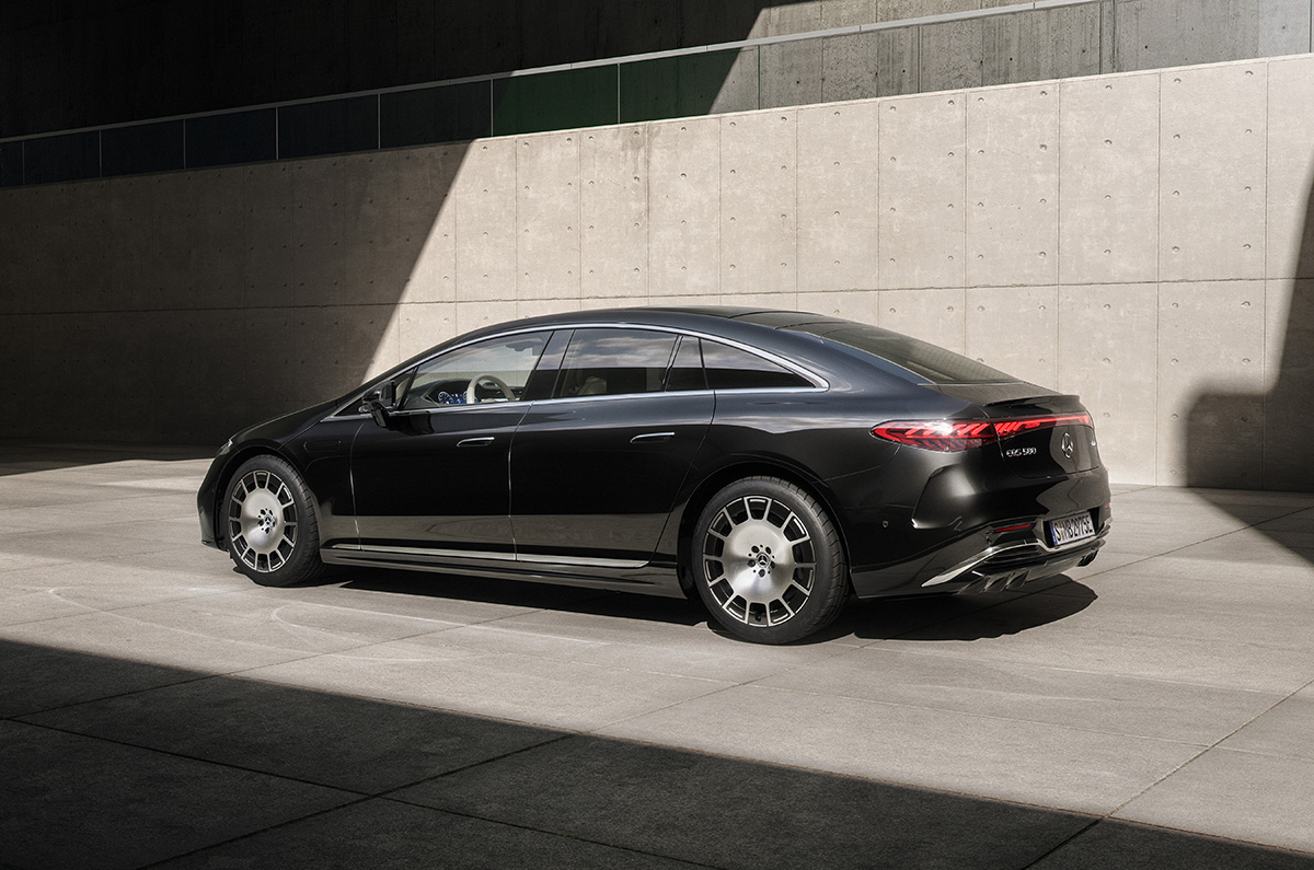 メルセデス・ベンツEQSの全景（リア、ブラック）