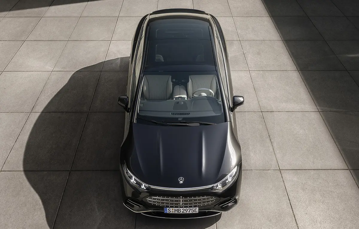 メルセデス・ベンツEQSの全景（フロント、ブラック）