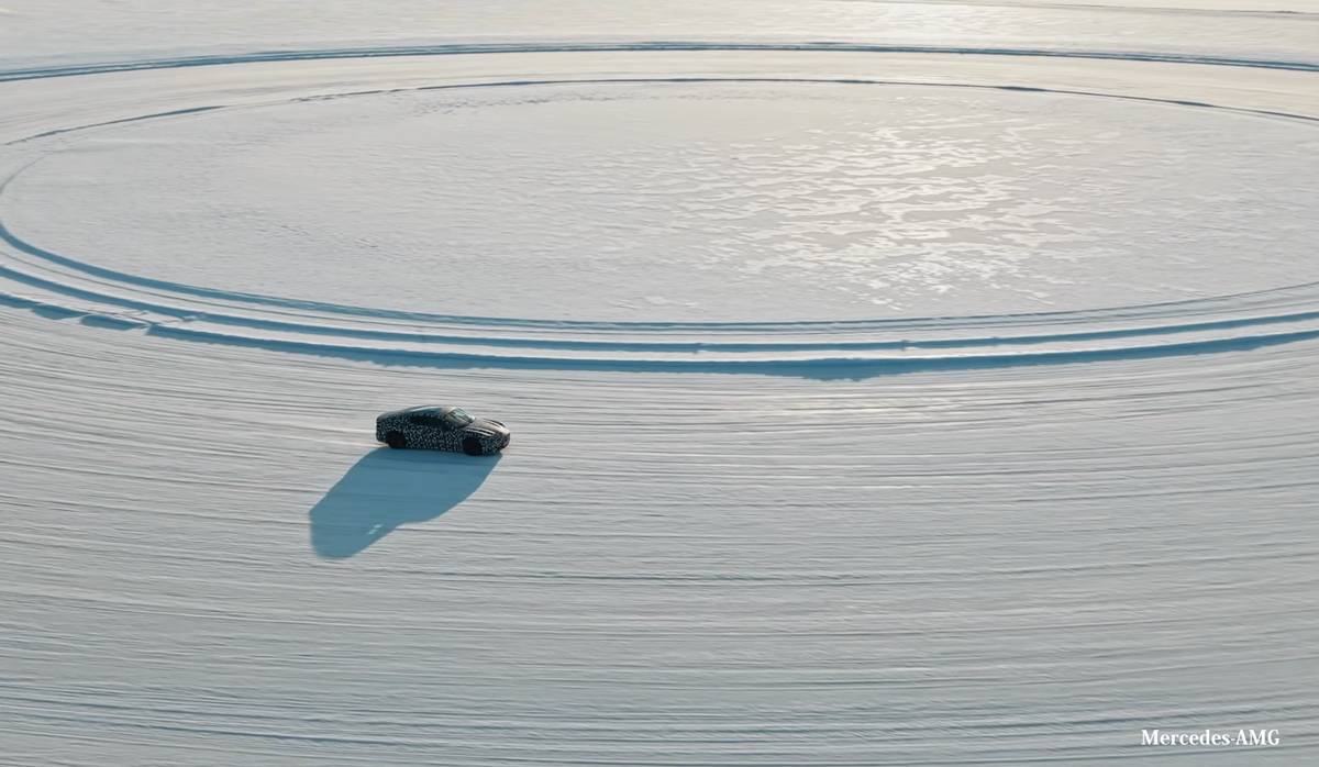 新型メルセデスAMG GT 4ドアクーペの北極圏でのテスト風景(ドリフト走行)