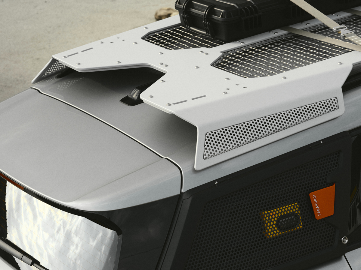 ミニとヴァガブンドとのコラボレーションによる野外フェス仕様のカントリーマン（ルーフ）