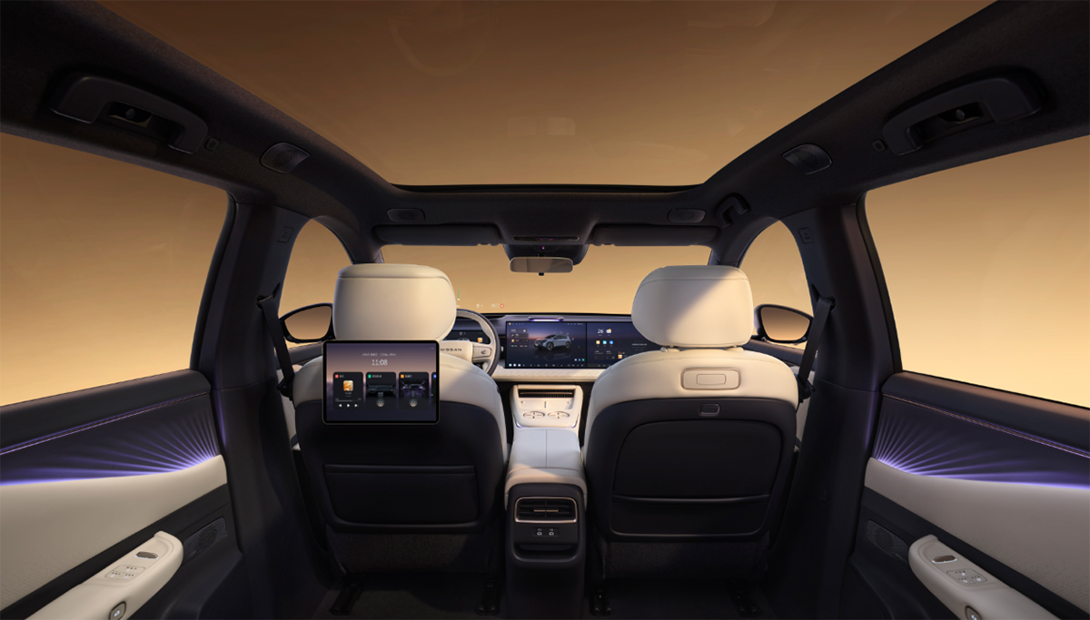 東風日産乗用車公司「NX8」～インテリア全景