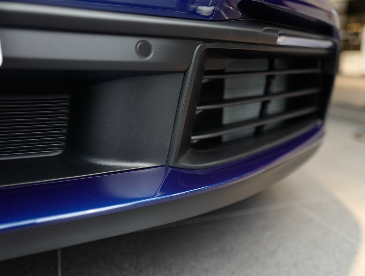 ポルシェ911のフロントバンパーとダクト