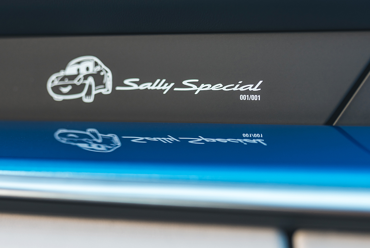 ポルシェとピクサー映画「カーズ」とのコラボレーションによる「サリー スペシャル」911カレラのインテリア（シリアルナンバー）