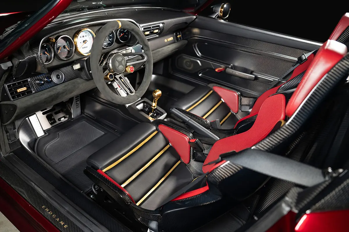 「アイアンマン」モチーフのポルシェ911レストモッド（ギュンターワークス / エンドゲーム）～インテリア