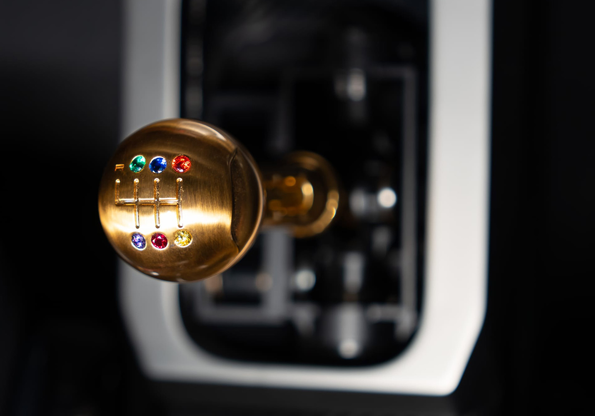 「アイアンマン」モチーフのポルシェ911レストモッド（ギュンターワークス）～インフィニティ・ストーンの入ったシフトノブ